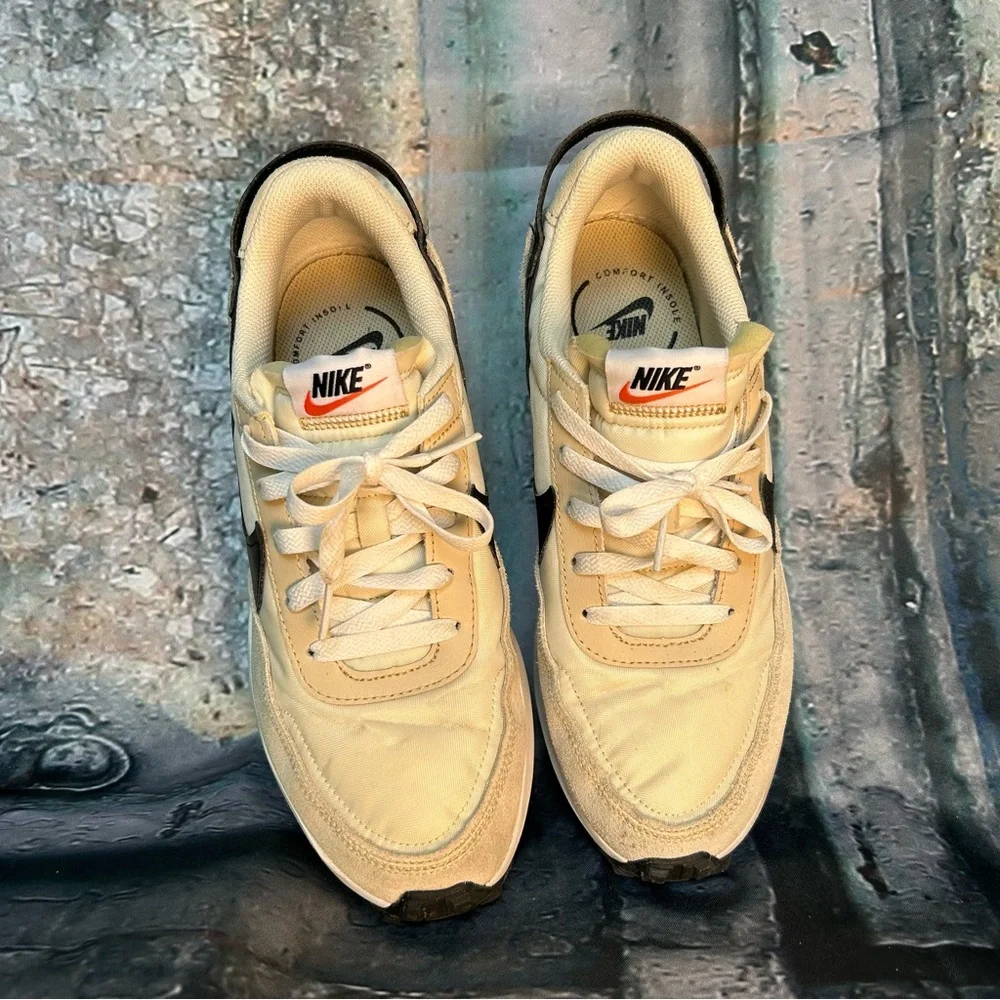 Nike Swoosh Detail Beige and Black Sneakers W 9.5M‎ M 8M